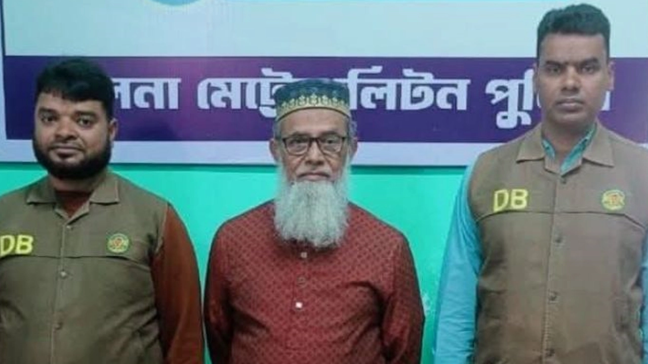 ডিবির হাতে গ্রেপ্তার খুলনা মহানগর আওয়ামী লীগের দপ্তর সম্পাদক মুন্সি মাহাবুব আলম সোহাগ। ছবি : কালবেলা
