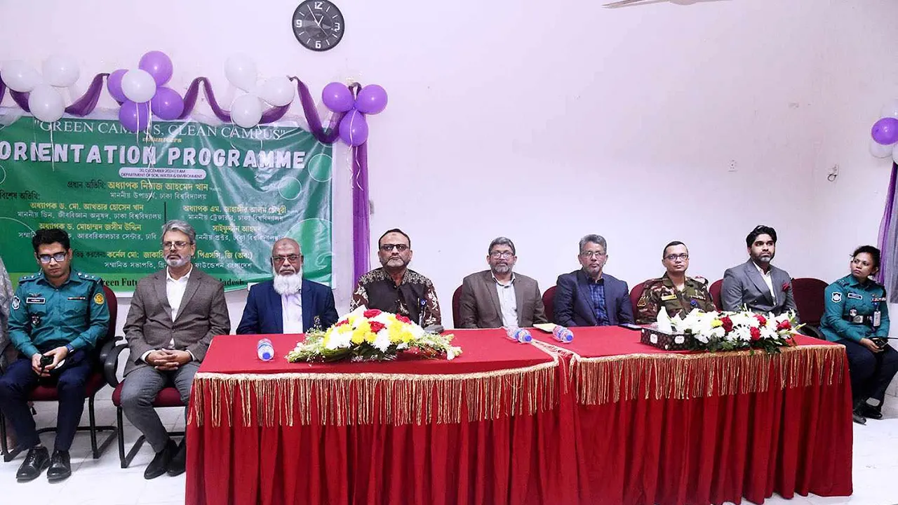 মৃত্তিকা, পানি ও পরিবেশ বিভাগের মিলনায়তনে শিক্ষার্থীদের ওরিয়েন্টেশন প্রোগ্রামে কথা বলেন ঢাবি উপাচার্য অধ্যাপক ড. নিয়াজ আহমদ খান। ছবি : কালবেলা