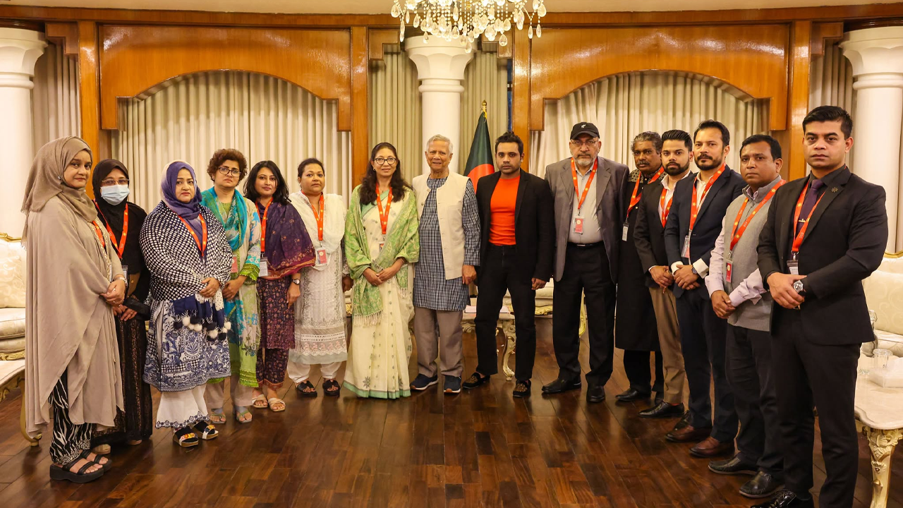 প্রধান উপদেষ্টার সঙ্গে শহীদ পরিবারের সদস্যদের সাক্ষাৎ। ছবি : কালবেলা