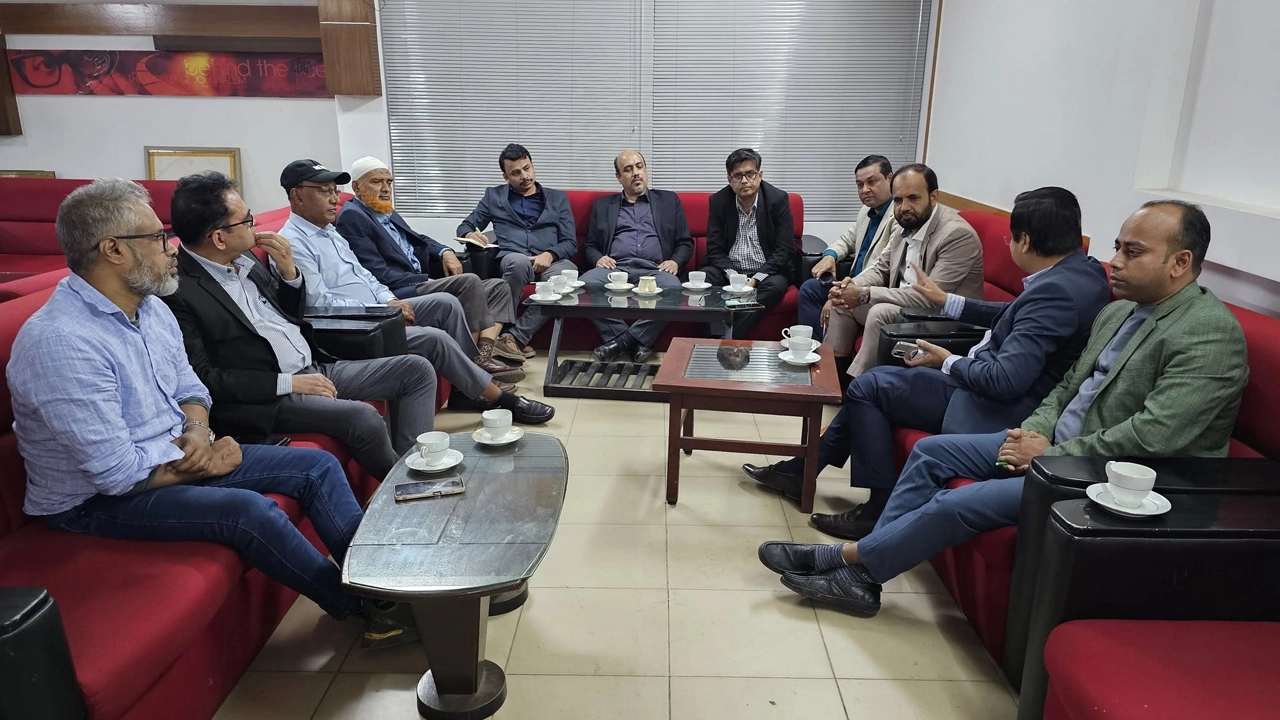 মতবিনিময় সভায় প্রধান উপদেষ্টার প্রেস সচিব শফিকুল আলম, উপ-প্রেস সচিবসহ সাংবাদিক নেতারা। ছবি : কালবেলা