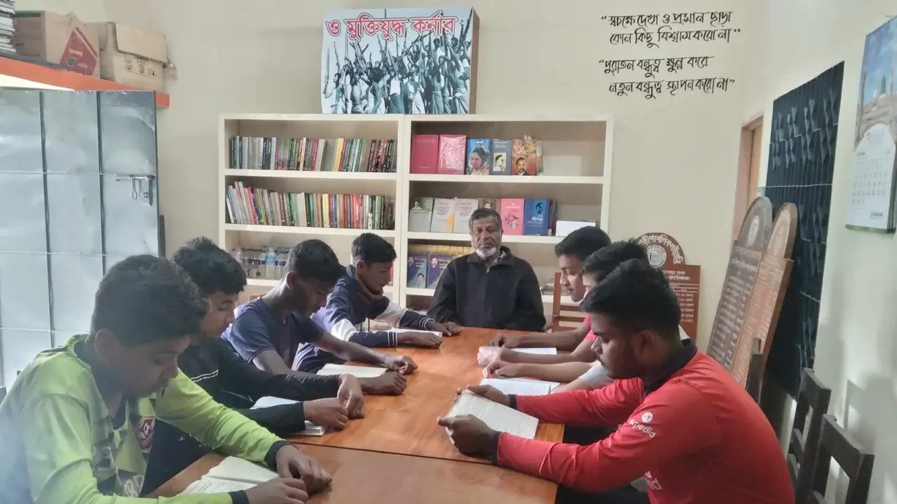 পাঠকদের দিক নির্দেশনা দেন লাইব্রেরির তত্ত্বাবধায়ক জমিরুল ইসলাম। ছবি : কালবেলা