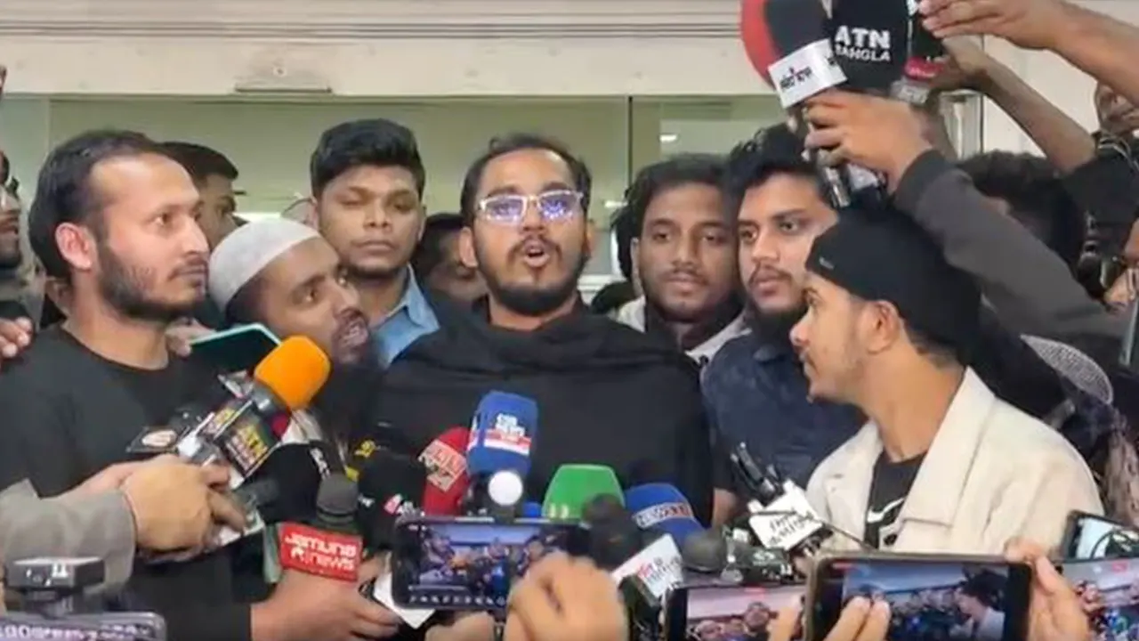 গণমাধ্যমকর্মীদের ব্রিফ করেন বৈষম্যবিরোধী ছাত্র আন্দোলনের সমন্বয়ক আব্দুল হান্নান মাসউদ। ছবি : কালবেলা