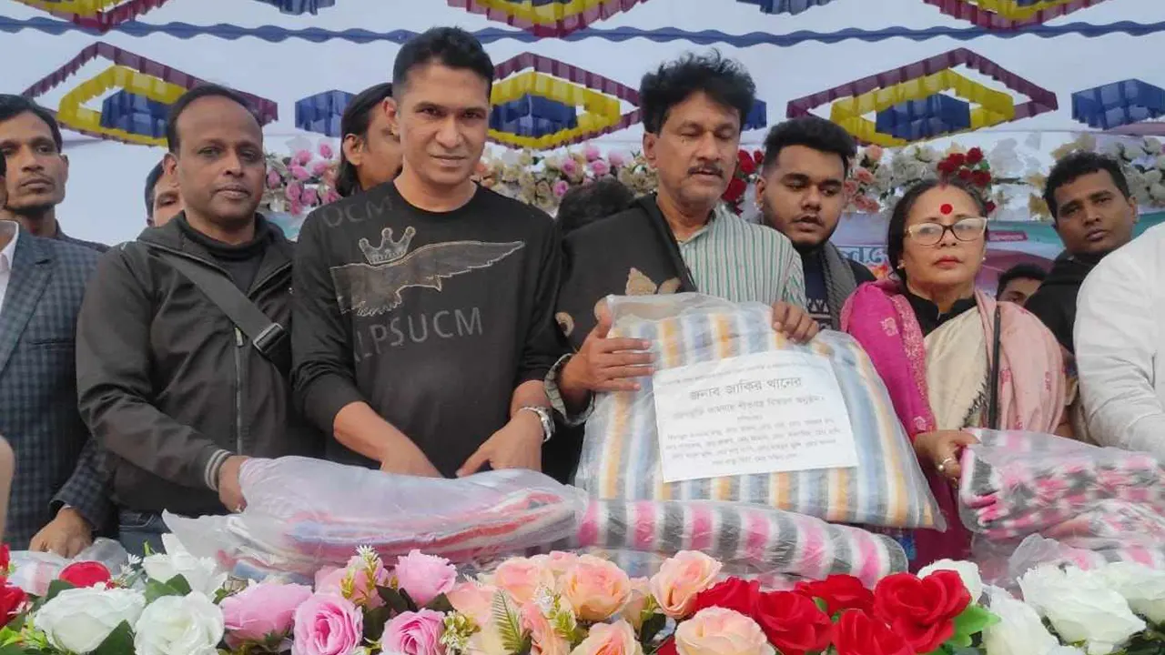 নারায়ণগঞ্জের সাইনবোর্ড বাসস্ট্যান্ডে শীতবস্ত্র বিতরণ করেন অপর্ণা রায় দাস। ছবি : কালবেলা