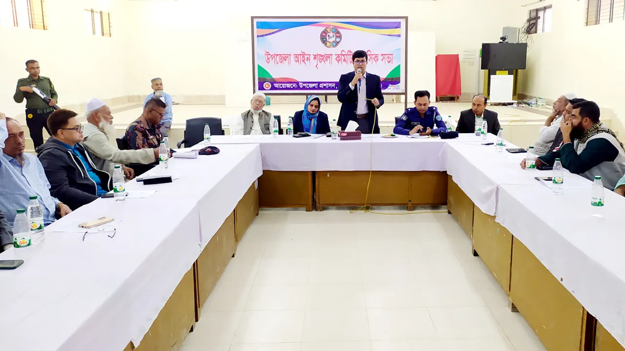 ব্রাহ্মণপাড়ায় আইনশৃঙ্খলা কমিটির মাসিক সভায় বক্তব্য রাখছেন ইউএনও মো. ছামিউল ইসলাম। ছবি : কালবেলা 