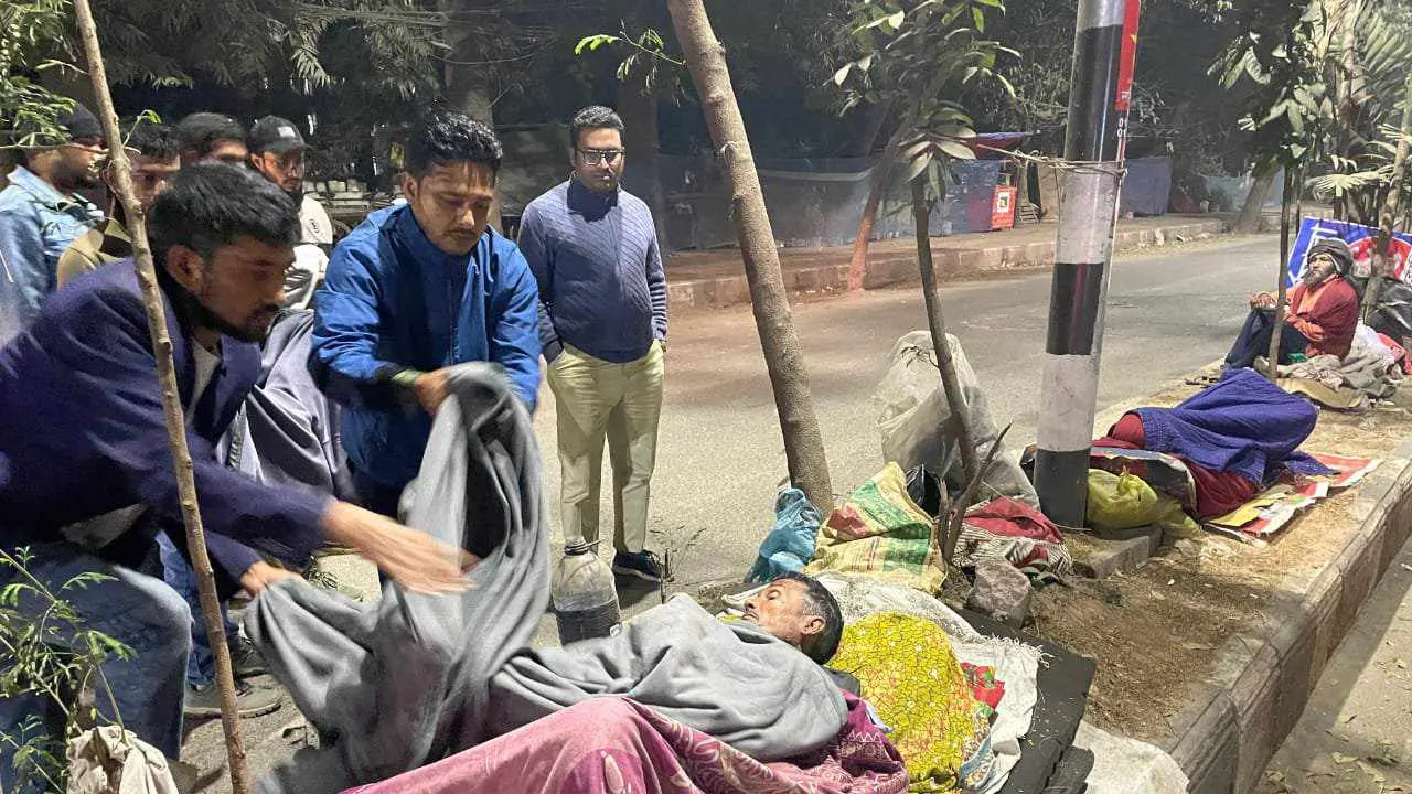 শীতার্ত মানুষের পাশে ছাত্রদল। ছবি : কালবেলা
