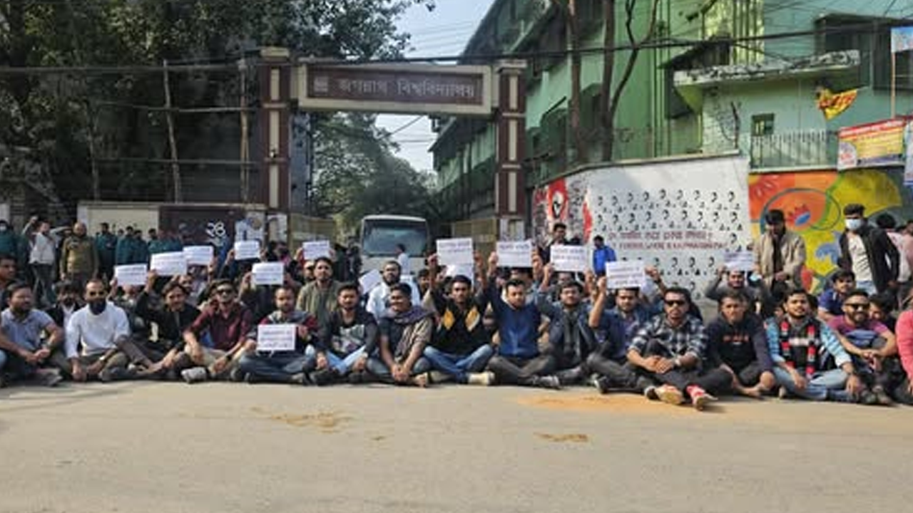 জবির প্রধান ফটকে ছাত্রদলের পদবঞ্চিত নেতাদের অবস্থান কর্মসূচি। ছবি : কালবেলা