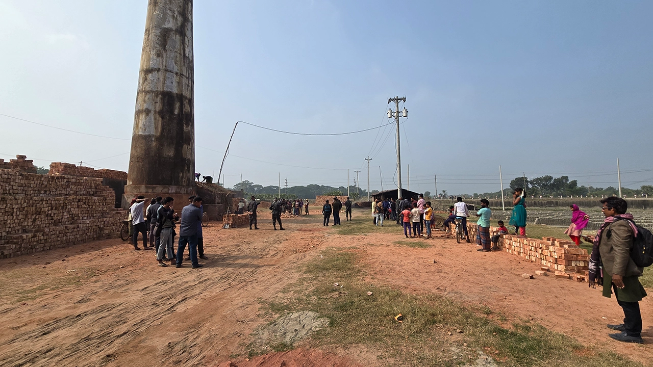 সাতক্ষীরায় ইটভাটায় অভিযান। ছবি : কালবেলা