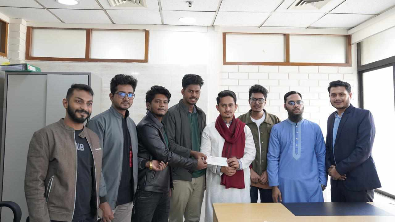 ‘জুলাই শহীদ স্মৃতি ফাউন্ডেশন’ এর কার্যালয়ে প্রতিষ্ঠানটির সাধারণ সম্পাদক সারজিস আলমের হাতে চেক তুলে দেওয়া হয়। ছবি : কালবেলা