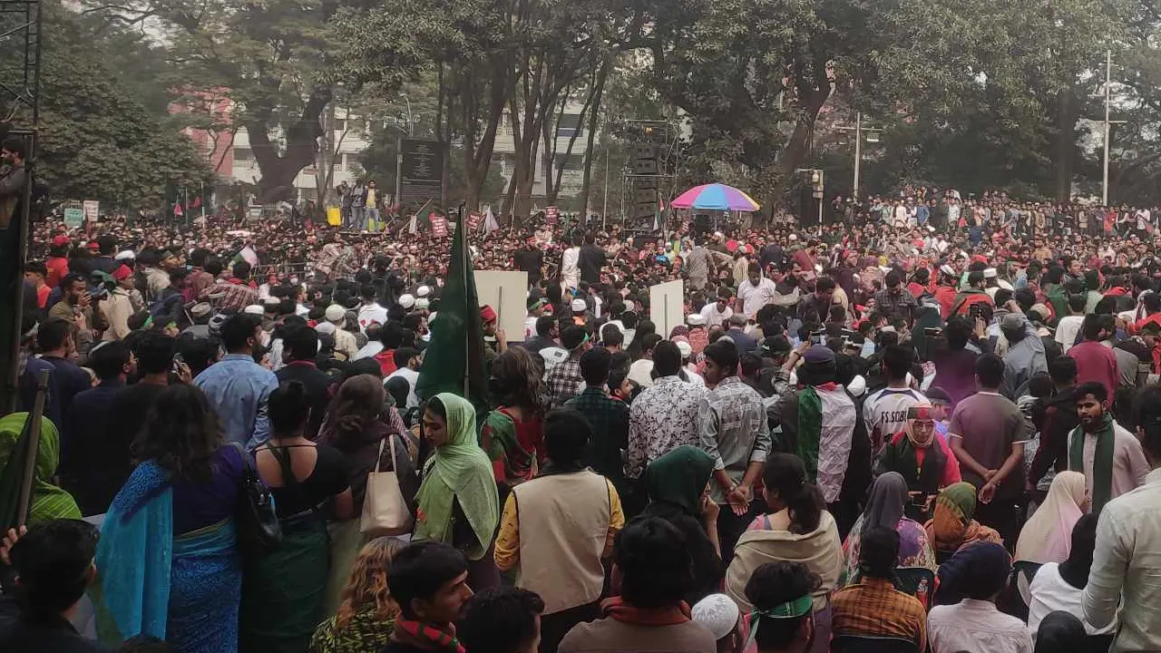 বৈষম্যবিরোধী শিক্ষার্থীদের মার্চ ফর ইউনিটির কর্মসূচিতে জড়ো হচ্ছেন মানুষ। ছবি : কালবেলা