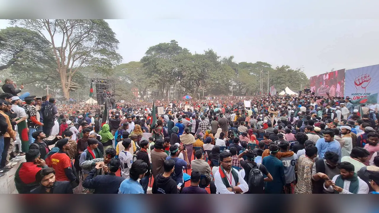 কেন্দ্রীয় শহীদ মিনারে বৈষম্যবিরোধী ছাত্র আন্দোলনের ‘মার্চ ফর ইউনিটি’ সমাবেশ। ছবি : কালবেলা
