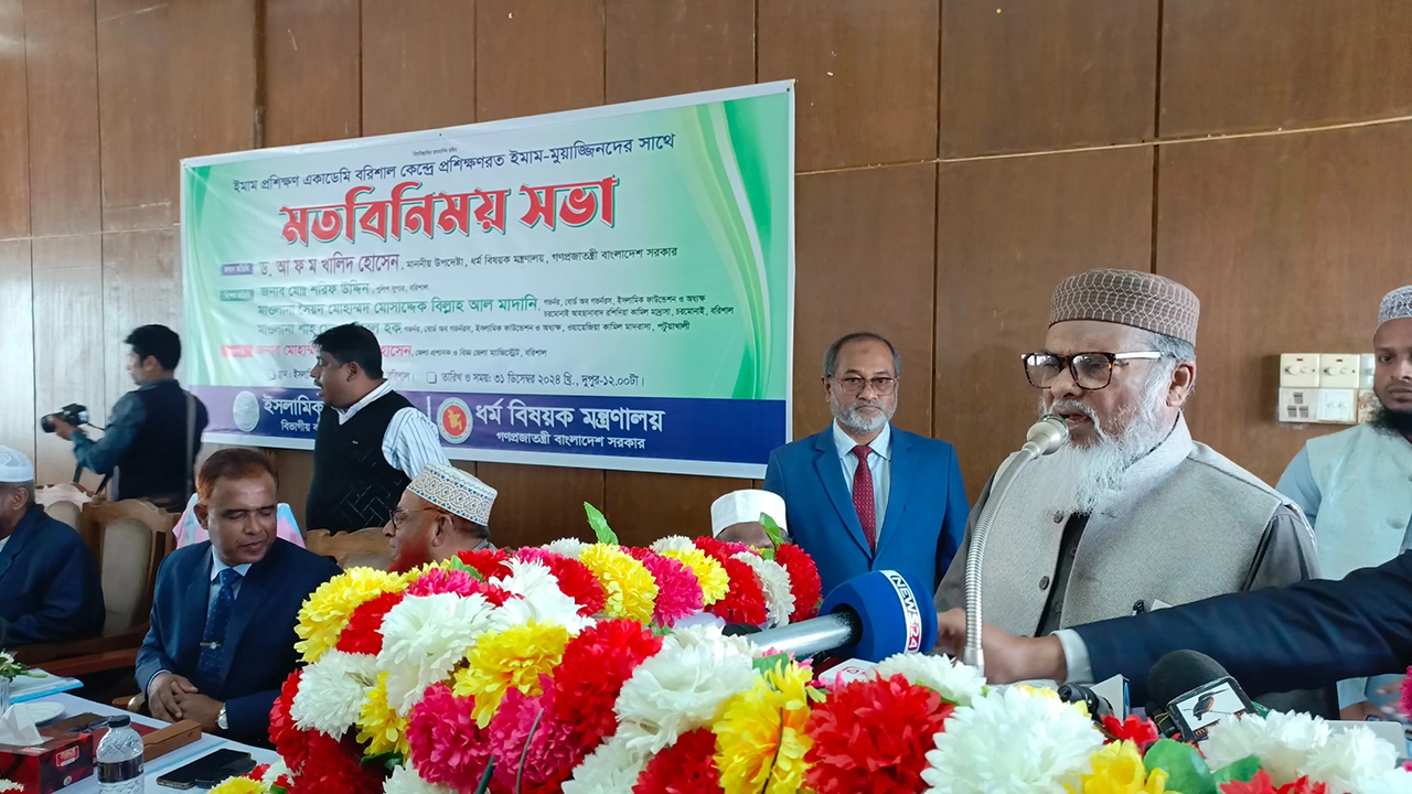 সিলেটে ইমাম-মুয়াজ্জিনদের সঙ্গে মতবিনিময় সভায় বক্তব্য দেন ধর্ম উপদেষ্টা। ছবি : কালবেলা