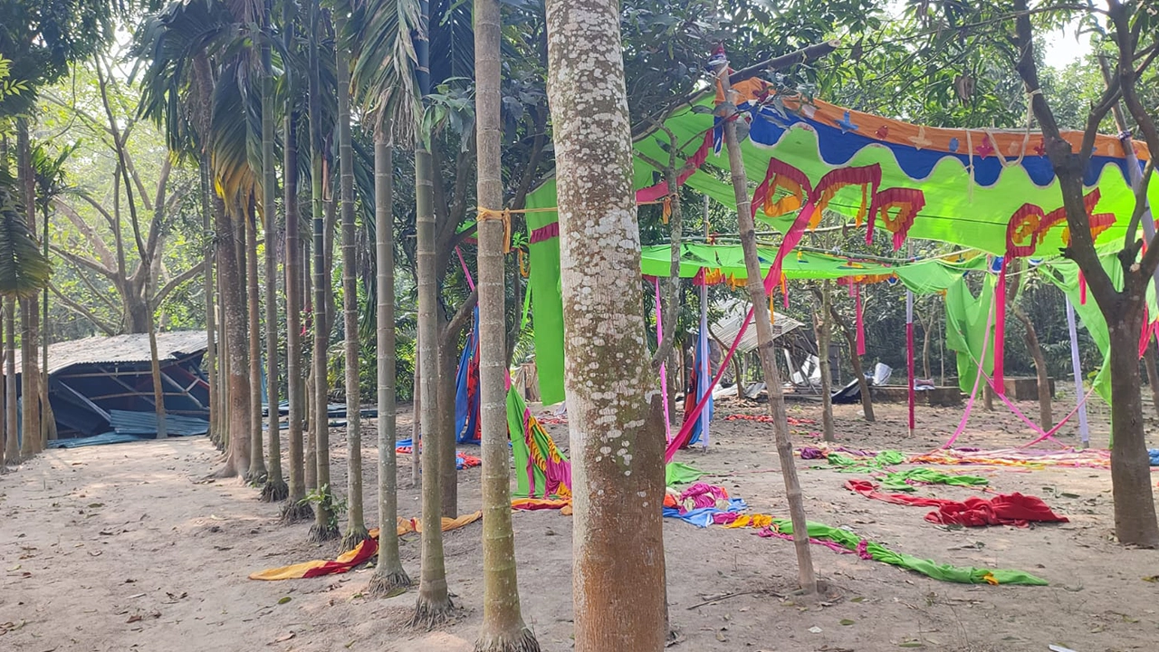 মাজার ও বাউল সংগীতের প্যান্ডেল ভাঙচুর। ছবি : কালবেলা