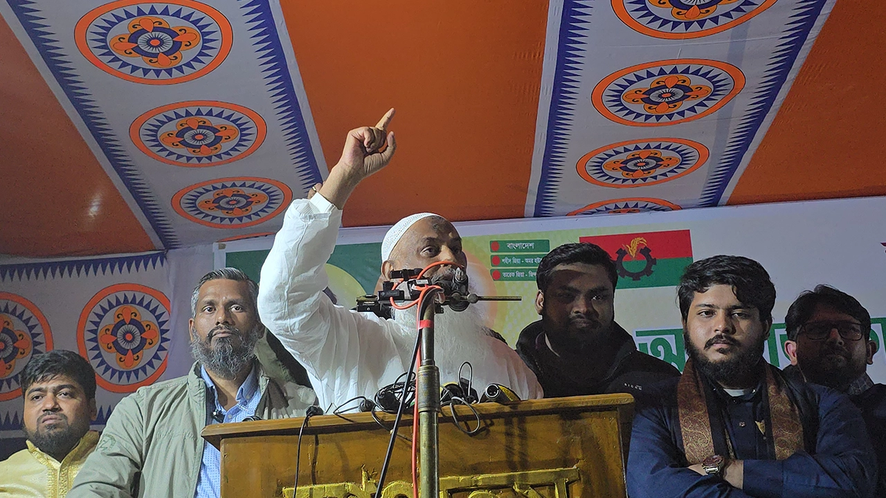 কুমিল্লার মুরাদনগরে শোকরানা ও দোয়া মাহফিল অনুষ্ঠানে বক্তব্য দেন শাহ মোফাজ্জল হোসাইন কায়কোবাদ। ছবি : কালবেলা