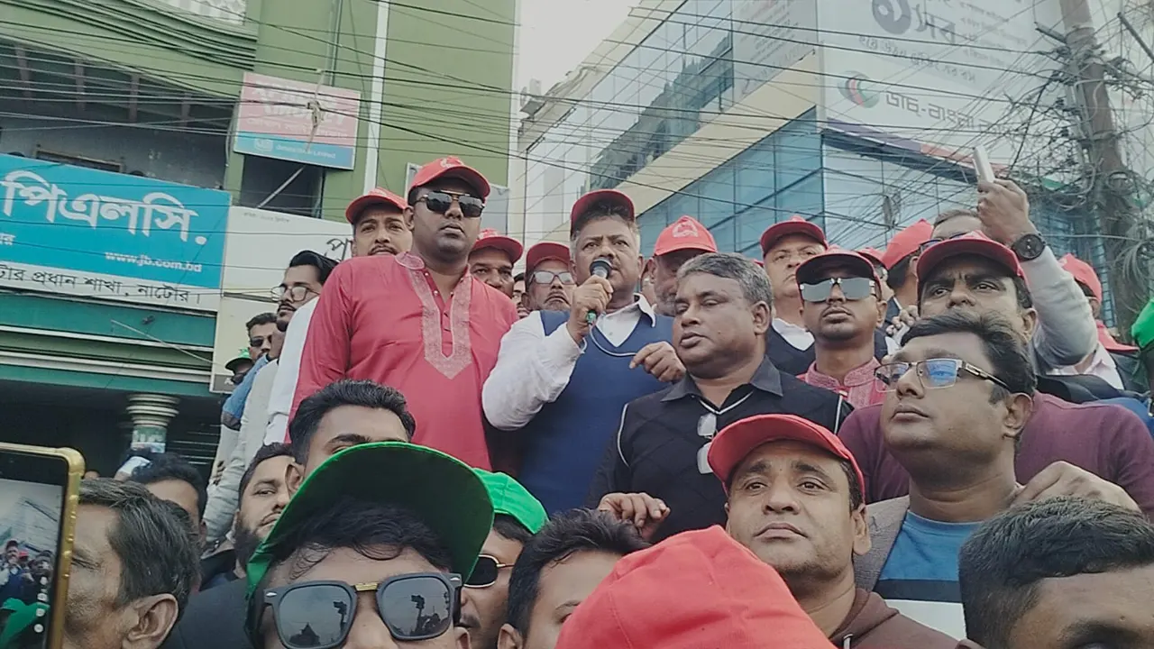 নাটোর শহরের কানাইখালিতে জেলা ছাত্রদলের সমাবেশে বক্তব্য রাখেন অ্যাডভোকেট এম রুহুল কুদ্দুস তালুকদার দুলু। ছবি : কালবেলা