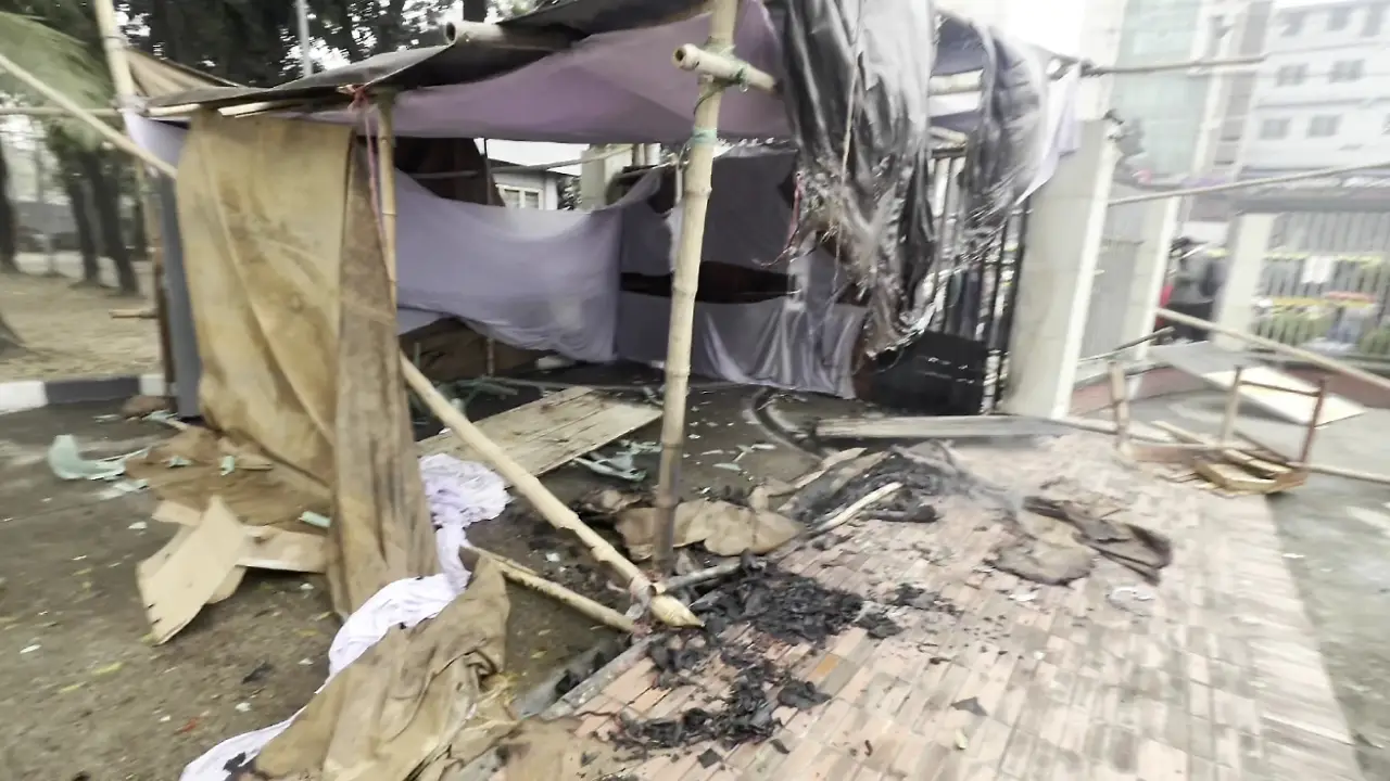 তুলকালাম চালানোর পর বুথের অবস্থা। ছবি : কালবেলা