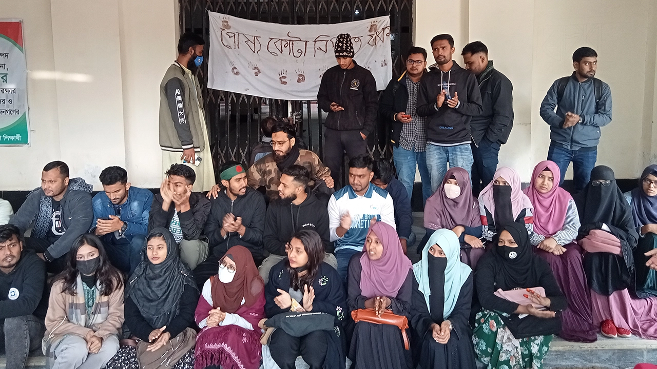 রাজশাহী বিশ্ববিদ্যালয়ে পোষ্য কোটা বাতিলসহ তিন দাবিতে প্রশাসন ভবনে তালা। ছবি : কালবেলা