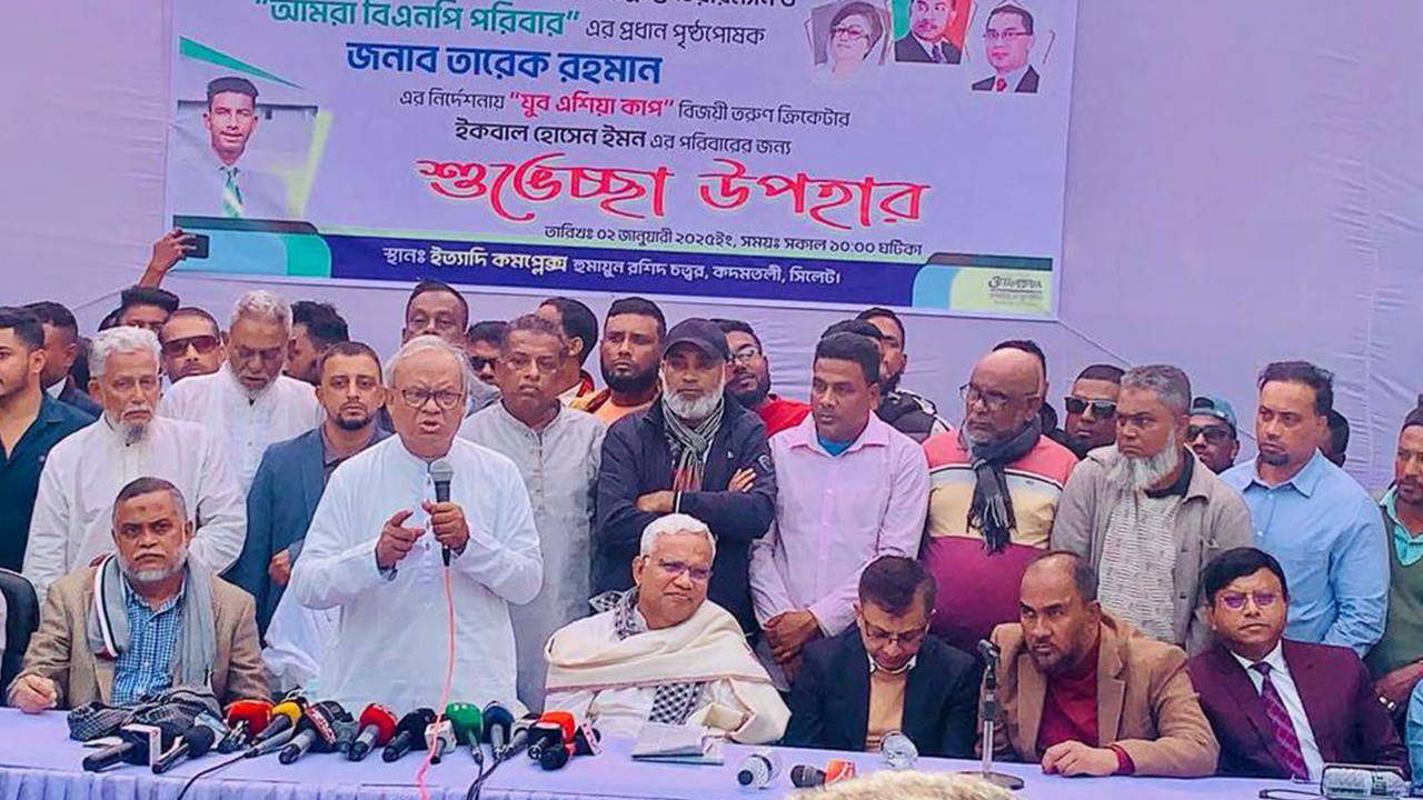 সিলেটের হুমায়ুন রশীদ চত্বরে বক্তব্য দেন রুহুল কবির রিজভী। ছবি : কালবেলা