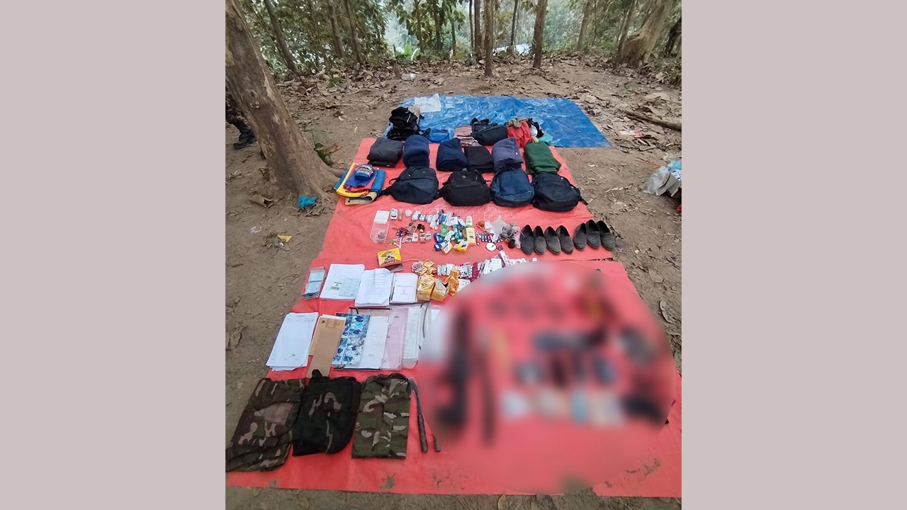রাঙ্গামাটিতে ইউপিডিএফ (মূল)-এর গোপন আস্তানায় অভিযান চালিয়ে অস্ত্র, গুলিসহ বেশকিছু সরঞ্জামাদি উদ্ধার। ছবি : আইএসপিআর