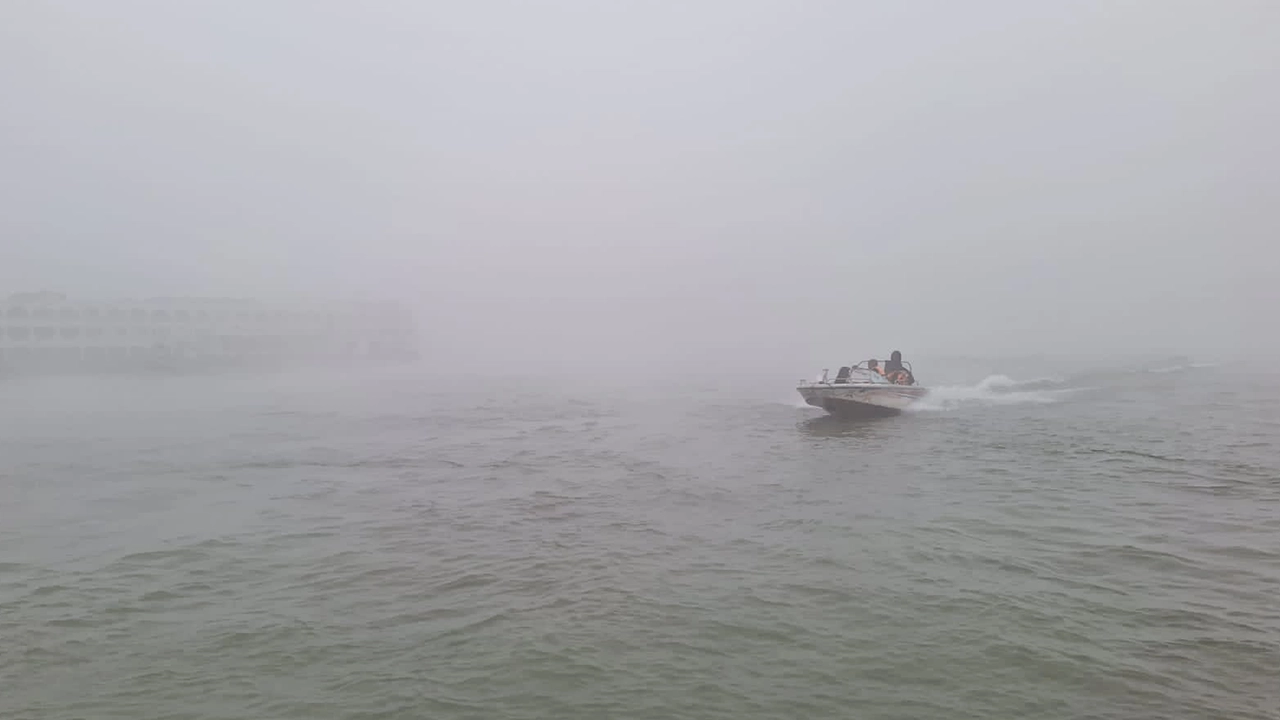 মেঘলা আকাশ এবং ঘনকুয়াশায় আচ্ছন্ন বরিশাল। ছবি : কালবেলা