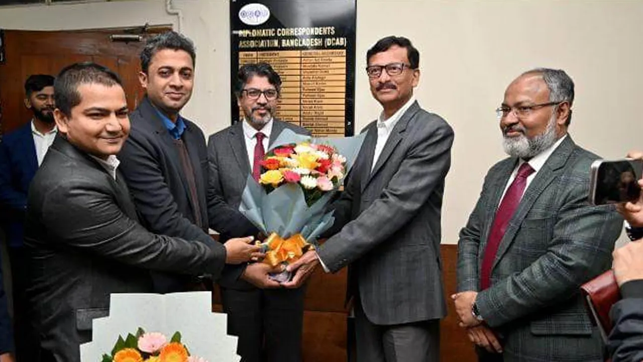 বৃহস্পতিবার ডিক্যাব লাউঞ্জ পরিদর্শন করেন পররাষ্ট্র উপদেষ্টা তৌহিদ হোসেন। ছবি : কালবেলা
