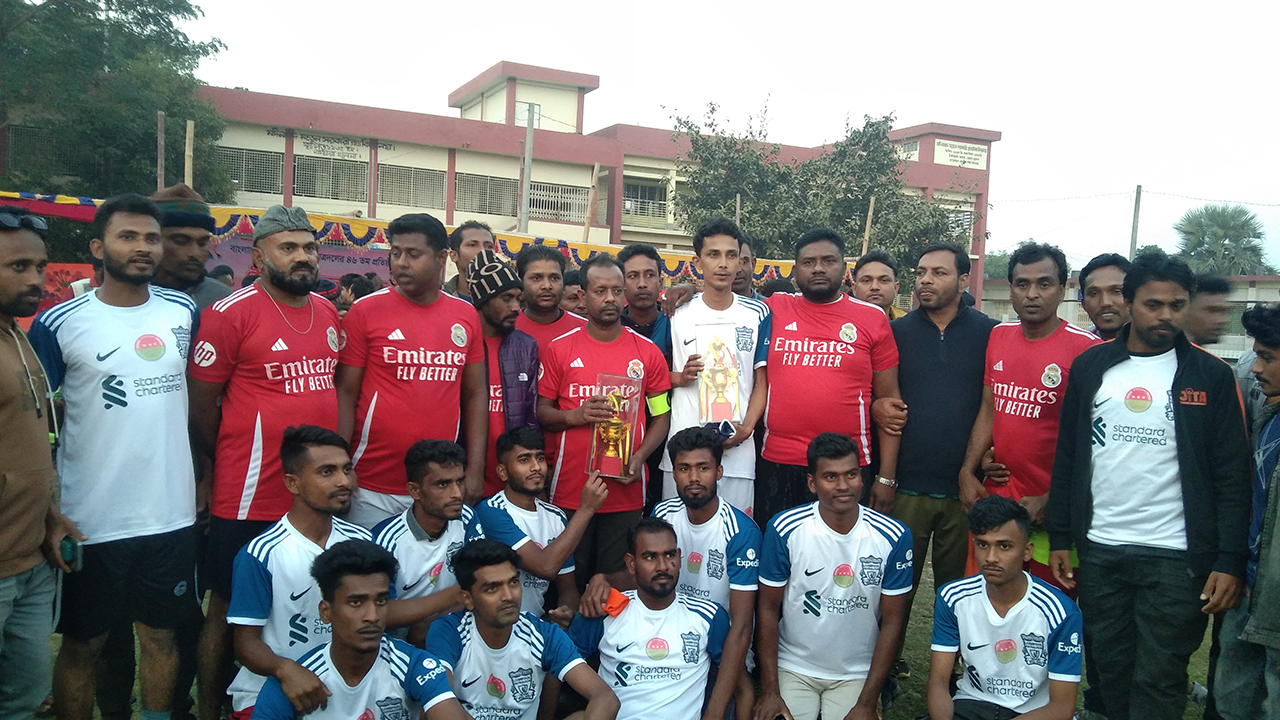 কয়রায় প্রীতি ফুটবল ম্যাচ অনুষ্ঠিত। ছবি : কালবেলা
