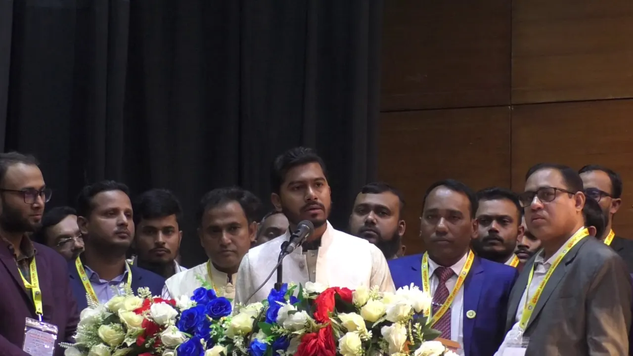 বৈষম্যবিরোধী ছাত্র আন্দোলনে শহীদ ও আহতদের স্মরণে আয়োজিত অনুষ্ঠানে বক্তব্য রাখছেন নুরুল হক নুর। ছবি : সংগৃহীত