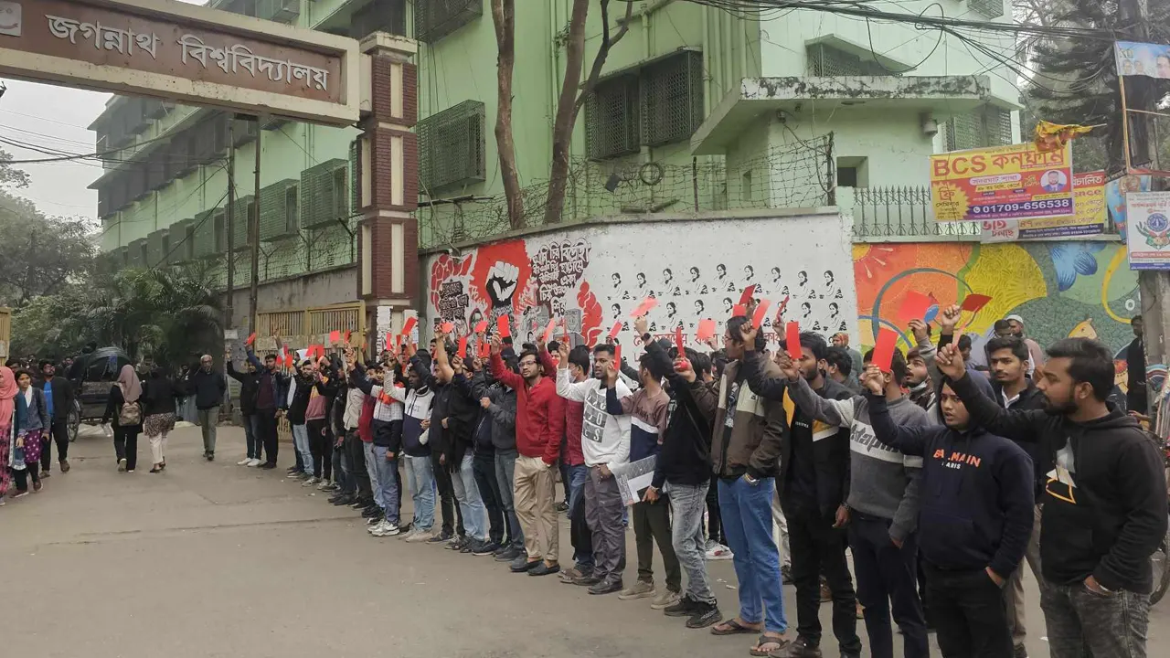 বিশ্ববিদ্যালয়ের প্রধান ফটকের সামনে পদবঞ্চিতদের বিক্ষোভ। ছবি : কালবেলা