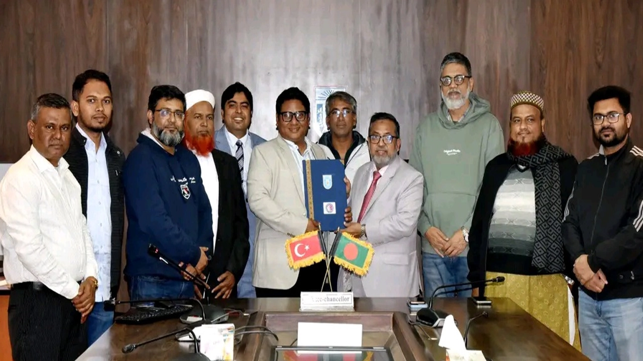 সমঝোতা স্মারক (এমওইউ) স্বাক্ষর অনুষ্ঠানে খুবির শিক্ষক-কর্মকর্তারা। ছবি : কালবেলা