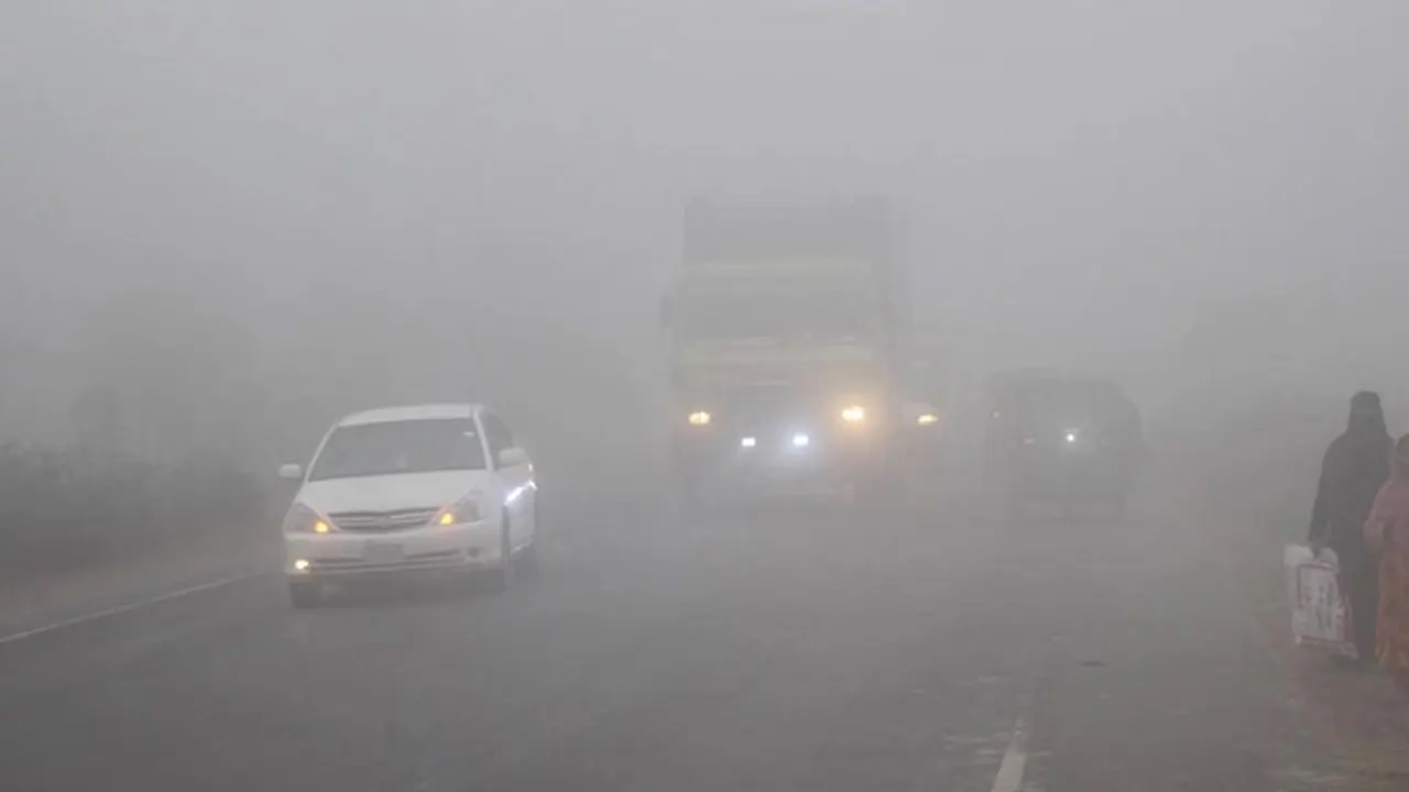 কুয়াশার চাদরে রাজধানী, বাড়ছে শীতের তীব্রতা