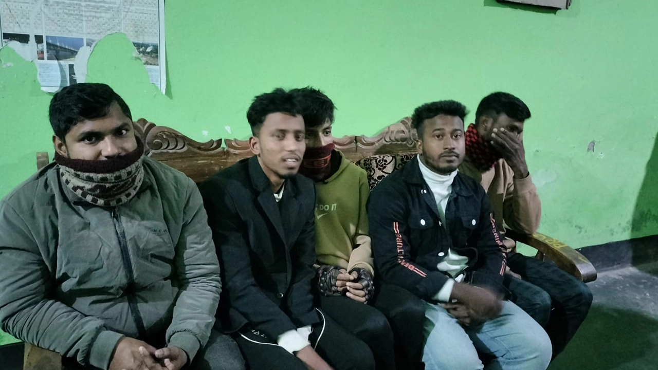 সমন্বয়ক পরিচয় চাঁদা দাবি করায় জনতার হাতে আটককৃতরা। ছবি : কালবেলা