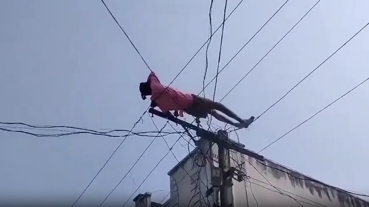 তারে শুয়ে আছেন ওই ব্যক্তি। ছবি  : সংগৃহীত