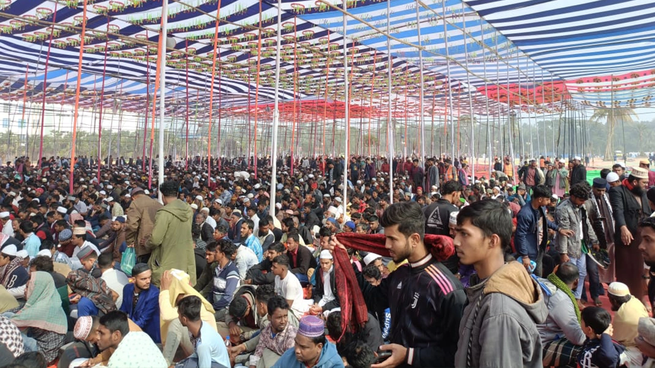 মাহফিল উপলক্ষে মানুষের ঢল। ছবি : কালবেলা