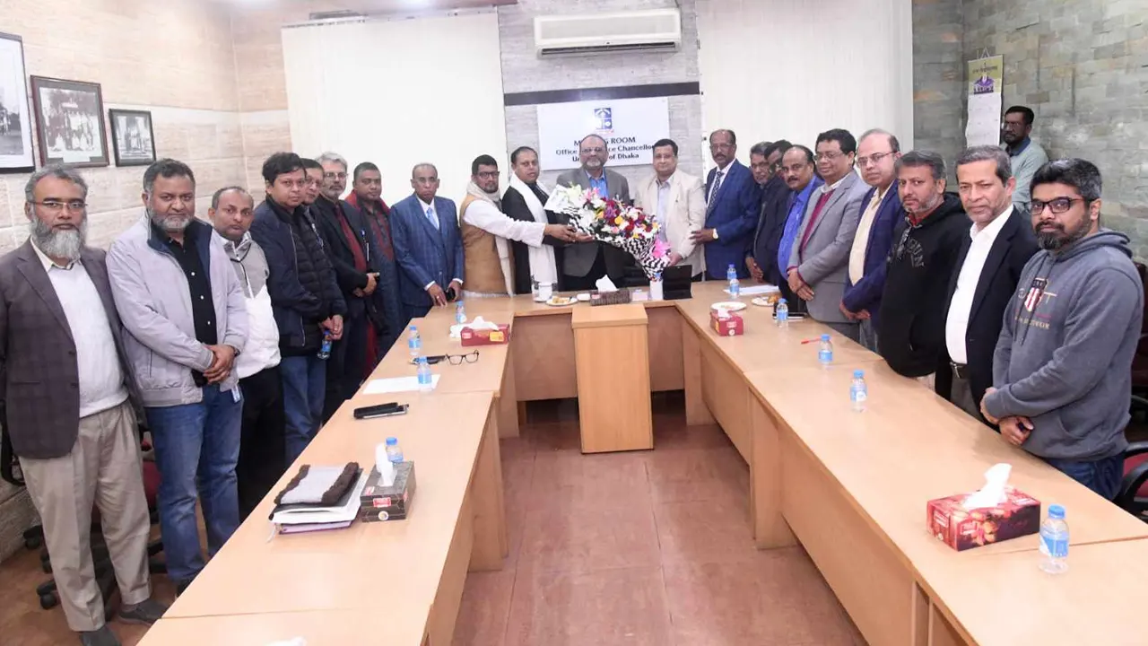 ঢাবি প্রশাসনের সঙ্গে সাদা দলের নতুন কমিটির সৌজন্য সাক্ষাৎ ও মতবিনিময়। ছবি : কালবেলা