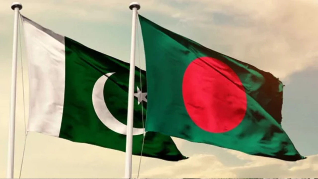 বাংলাদেশ ও পাকিস্তানের পতাকা। ছবি : সংগৃহীত