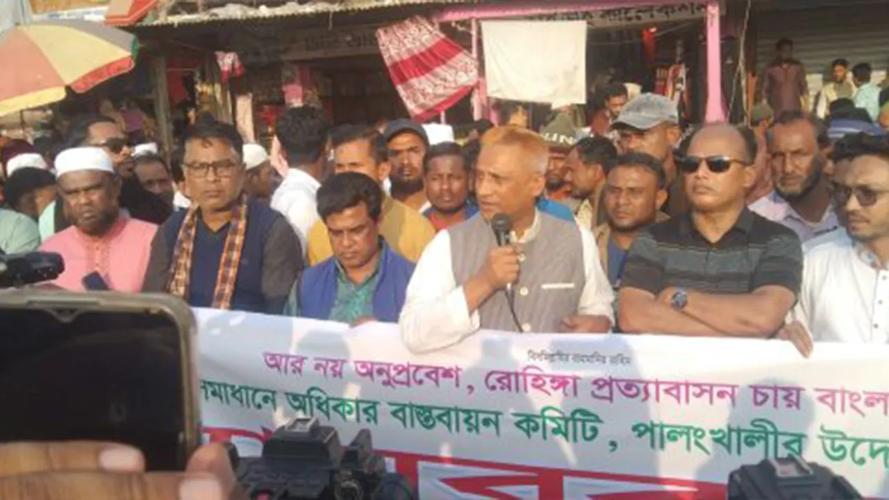 রোহিঙ্গা অনুপ্রবেশ বন্ধে ৭ দফা দাবিতে মানববন্ধন করেছে অধিকার বাস্তবায়ন কমিটি নামে একটি সংগঠন। ছবি : কালবেলা