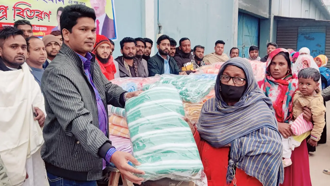 সাভারে তারেক রহমানের পক্ষ থেকে শীতার্ত মানুষের মাঝে শীতবস্ত্র বিতরণ করেছেন ছাত্রদলের নেতাকর্মীরা। ছবি : কালবেলা