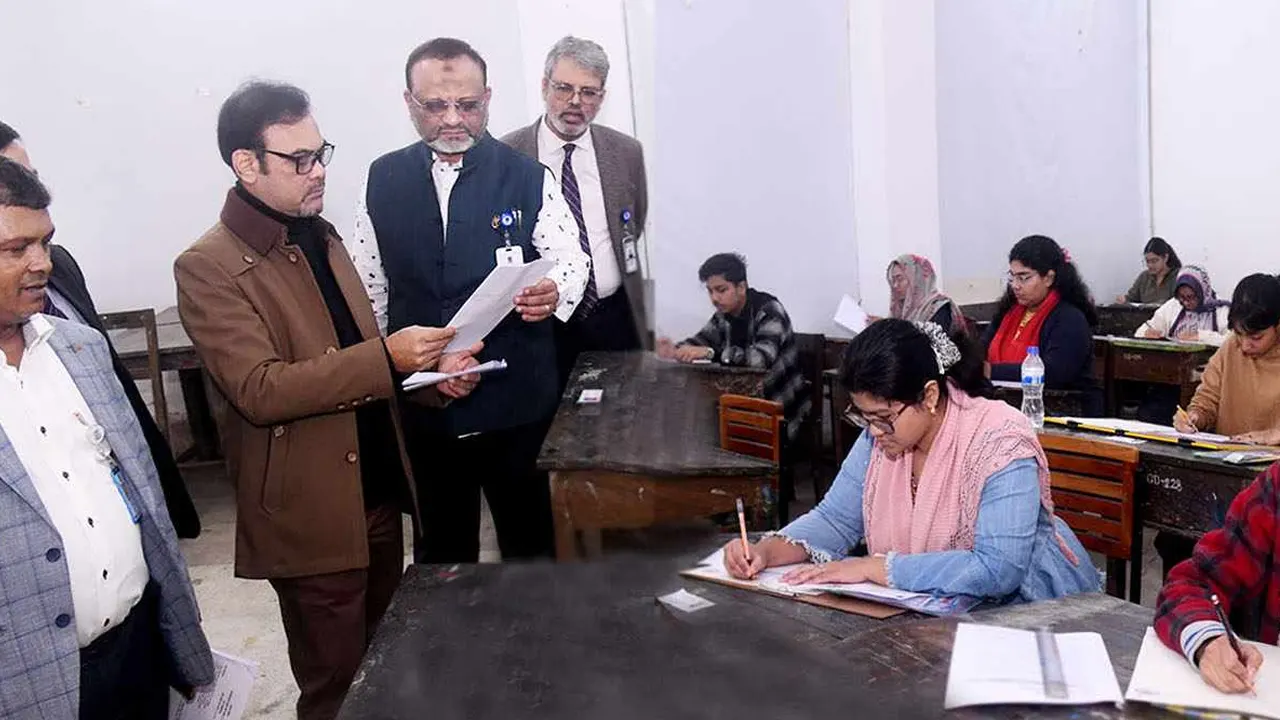 ঢাবির চারুকলা অনুষদের ভর্তি পরীক্ষা কেন্দ্র পরিদর্শন করেন উপাচার্য অধ্যাপক ড. নিয়াজ আহমদ খান। ছবি : কালবেলা