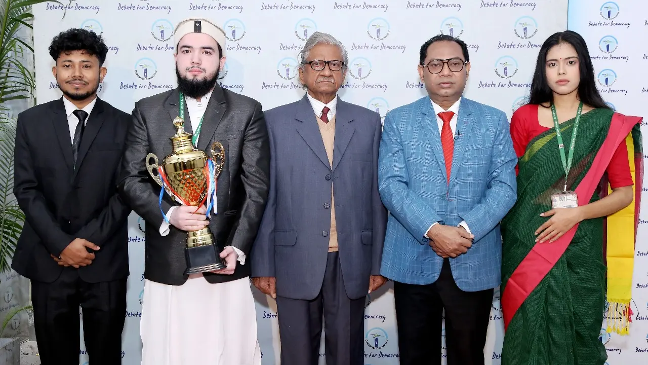 বিজয়ী দলের বিতার্কিকদের সঙ্গে অধ্যাপক আবুল কাসেম ফজলুল হক ও ডিবেট ফর ডেমোক্রেসির চেয়ারম্যান হাসান আহমেদ চৌধুরী কিরণ। ছবি : সংগৃহীত