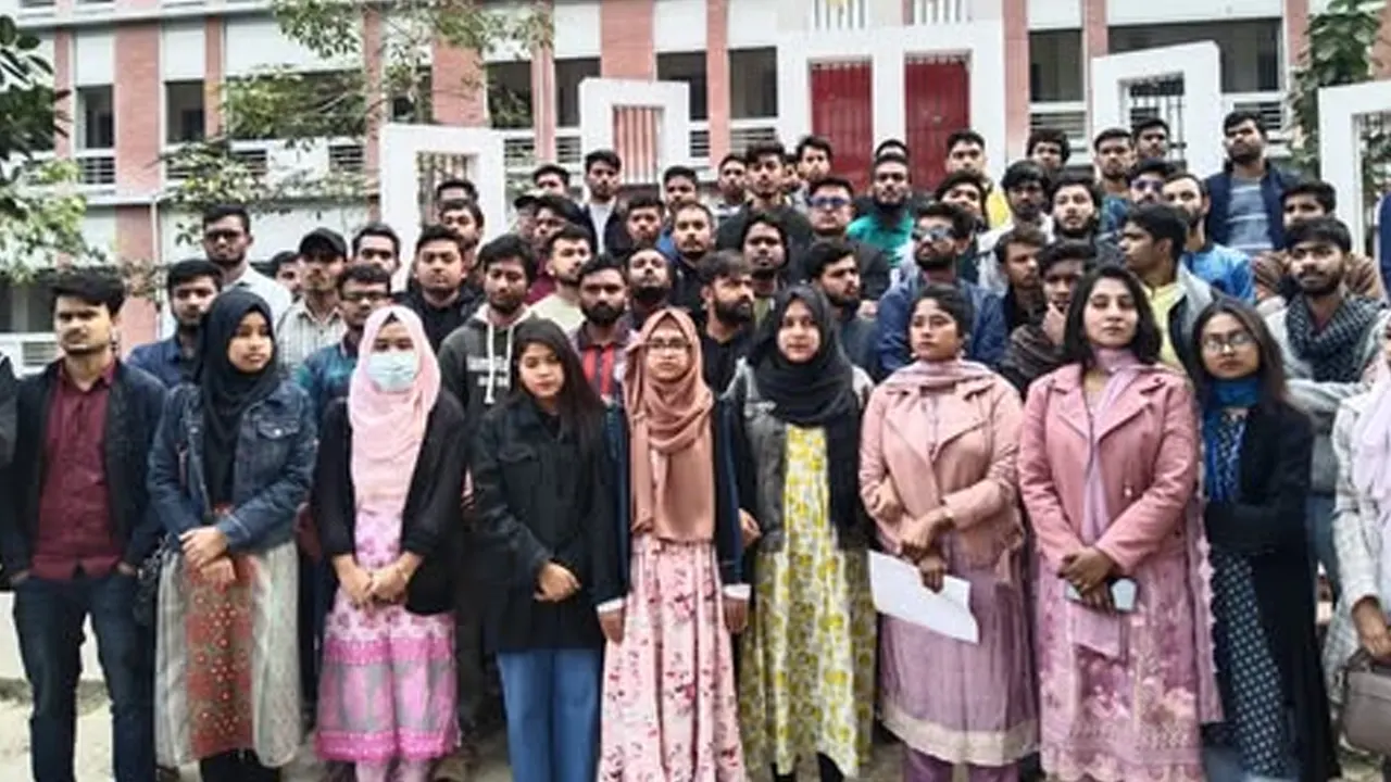 ঢাবির অধীনে আসন্ন ভর্তি পরীক্ষা নেওয়ার সিদ্ধান্তের বিরুদ্ধে শিক্ষার্থীদের বিক্ষোভ। ছবি : কালবেলা