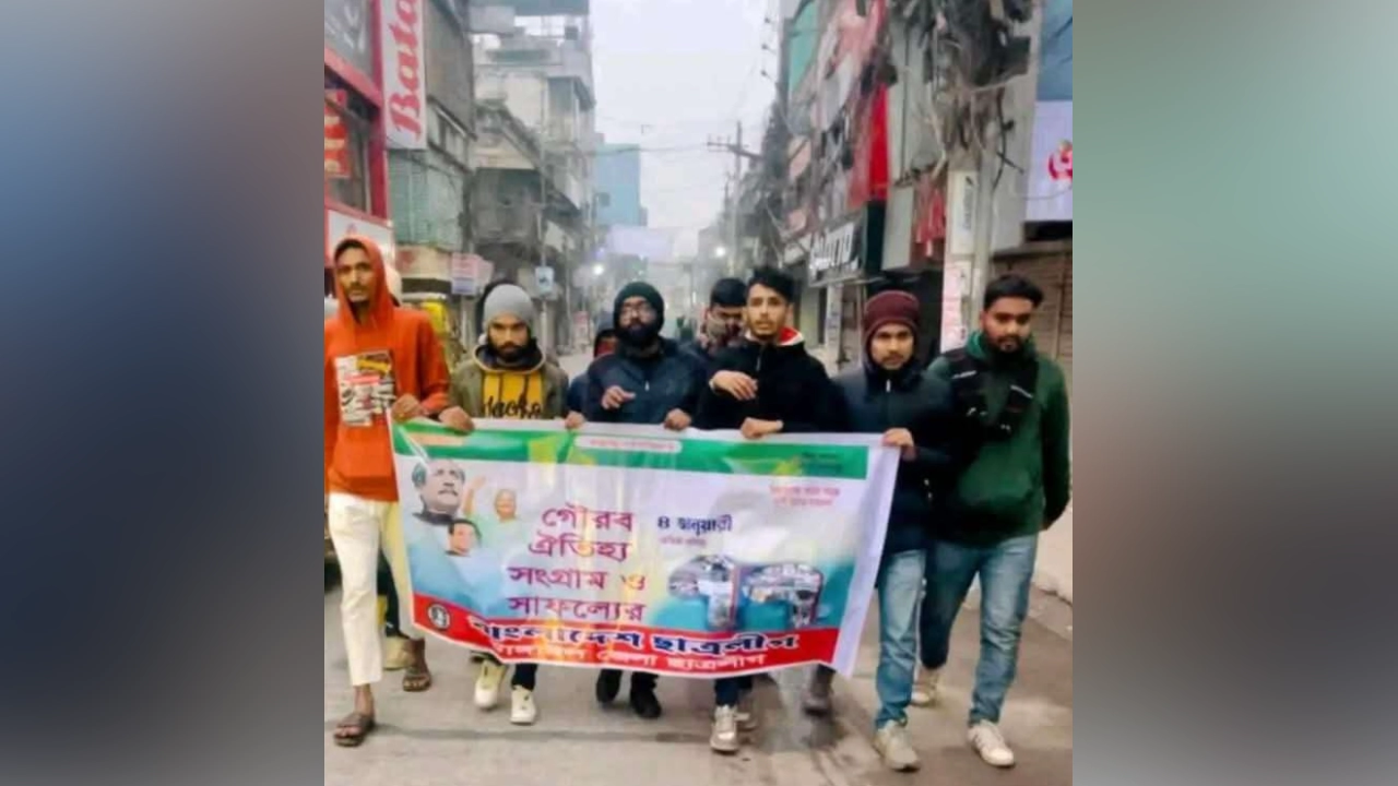 টাঙ্গাইলে ঝটিকা মিছিল করেছেন নিষিদ্ধ সংগঠনের কয়েকজন নেতাকর্মী। ছবি : কালবেলা