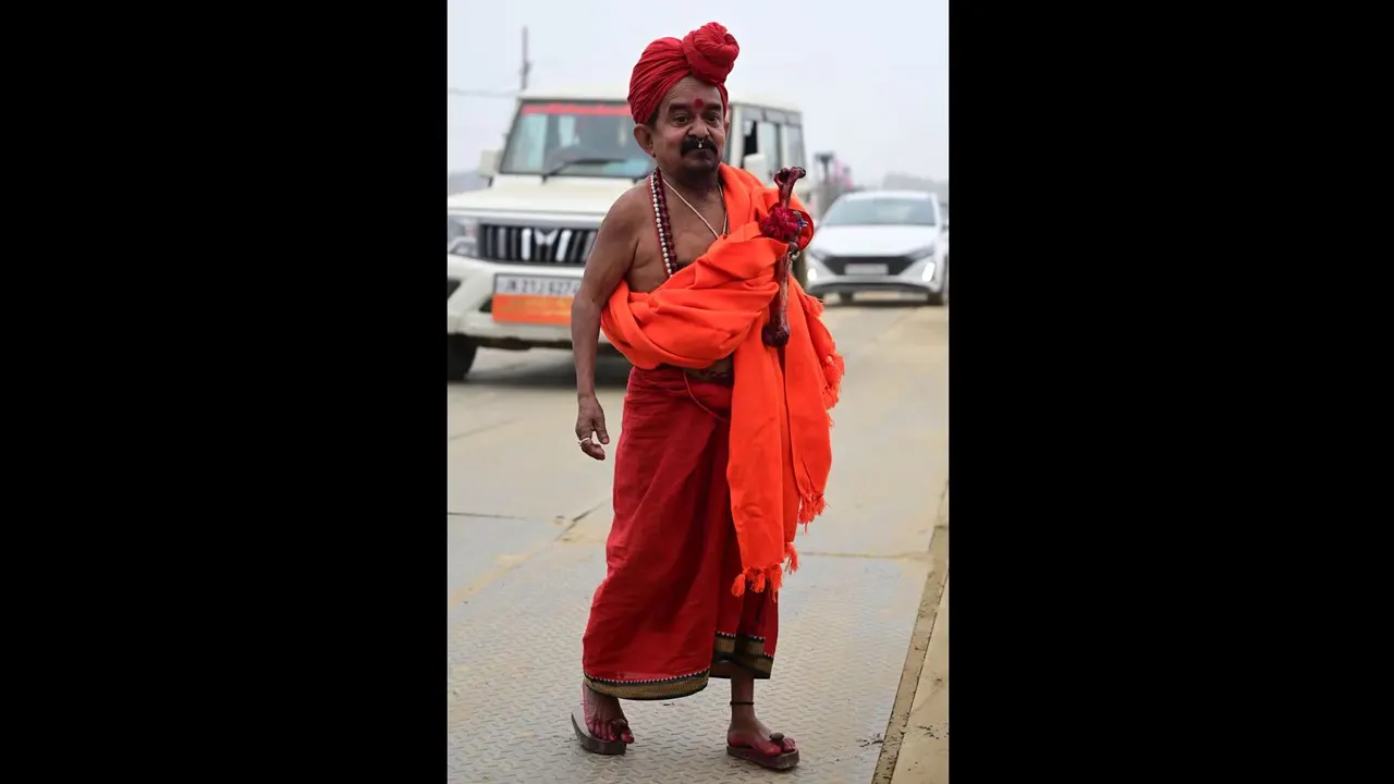 নিজে গোসল না করলেও ভক্তদের পুণ্যস্নানে উৎসাহিত করছেন গঙ্গাপুরি মহারাজ। ছবি : সংগৃহীত