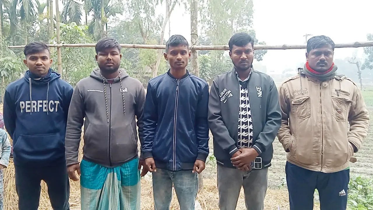 প্রতারণার শিকার পাঁচ যুবক। ছবি : কালবেলা