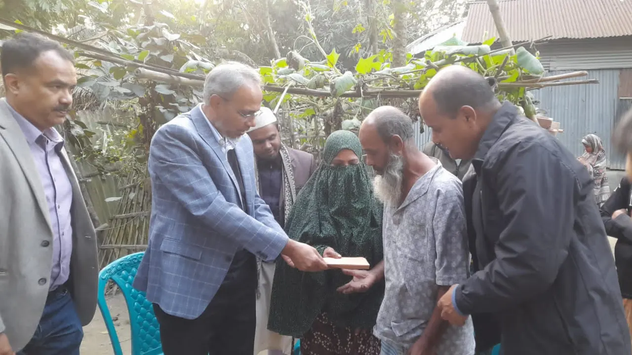 তারেক রহমানের পক্ষ থেকে শহীদ সবুজ হাসানের পরিবারকে আর্থিক সহায়তা ‍প্রদান। ছবি : সংগৃহীত