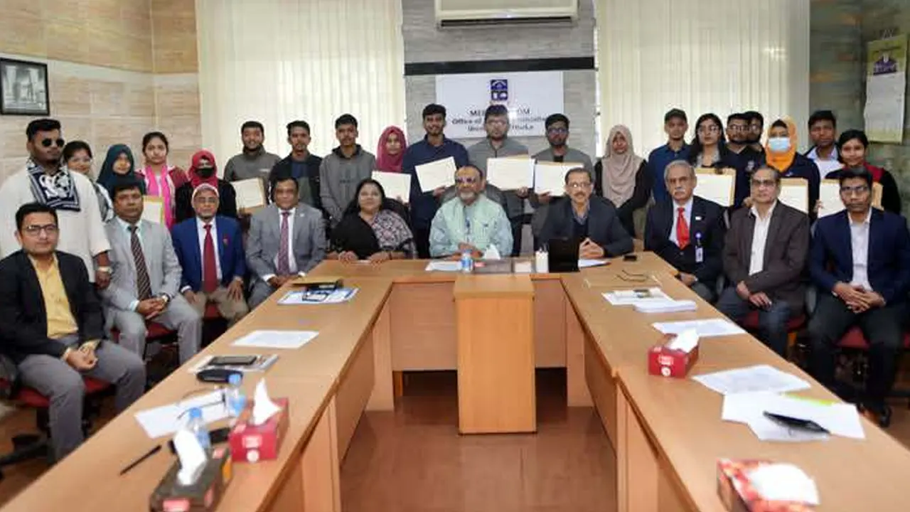 অতিথিদের সঙ্গে বৃত্তিপ্রাপ্ত শিক্ষার্থীরা। ছবি : কালবেলা