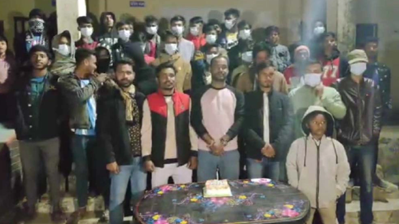 মাস্ক পরে প্রতিষ্ঠাবার্ষিকীর কেক কাটল নিষিদ্ধ ছাত্রলীগের নেতাকর্মীরা। ছবি : সংগৃহীত