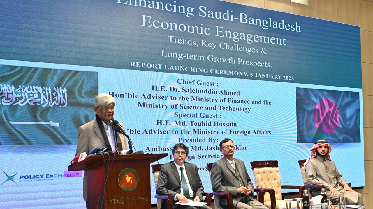‘সৌদি-বাংলাদেশ অর্থনৈতিক সম্পৃক্ততা বৃদ্ধি : প্রবণতা, মূল চ্যালেঞ্জ ও দীর্ঘমেয়াদি প্রবৃদ্ধির সম্ভাবনা’ শীর্ষক প্রতিবেদনের উদ্বোধনী অনুষ্ঠানে বক্তব্য দেন অর্থ উপদেষ্টা ড. সালেহউদ্দিন আহমেদ। ছবি : সংগৃহীত