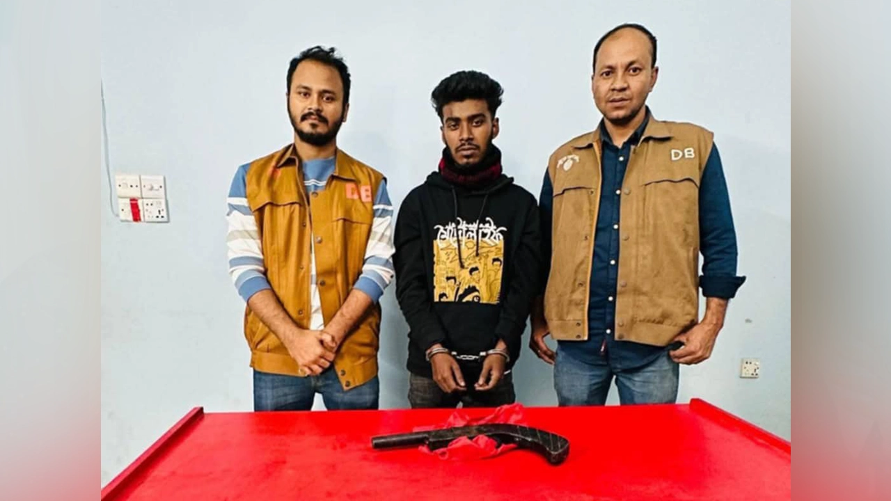 রাহাত হোসেন বাবুকে আটক করে ডিবি। ছবি : কালবেলা