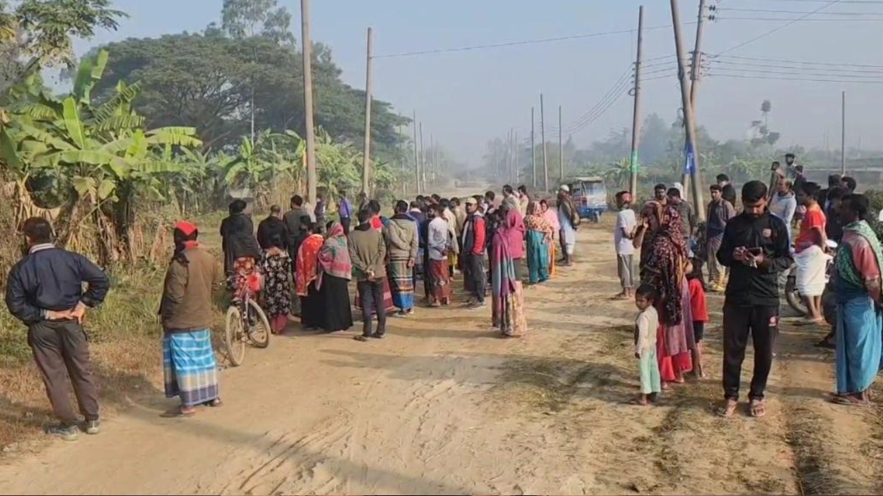 ঘটনাস্থলে মরদেহ দেখতে স্থানীয়রা। ছবি : কালবেলা