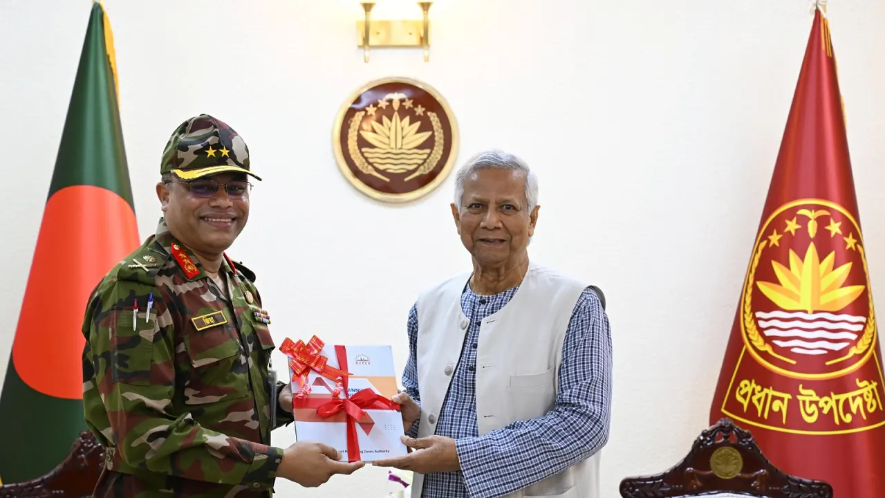 প্রধান উপদেষ্টার কাছে বেপজার ২০২৩-২৪ অর্থবছরের বার্ষিক প্রতিবেদন জমা দেন মেজর জেনারেল আবুল কালাম মোহাম্মদ জিয়াউর রহমান। ছবি : কালবেলা