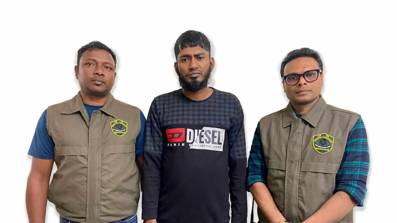 মাঝে ফখরুল ইসলাম বিজয়। ছবি : সংগৃহীত